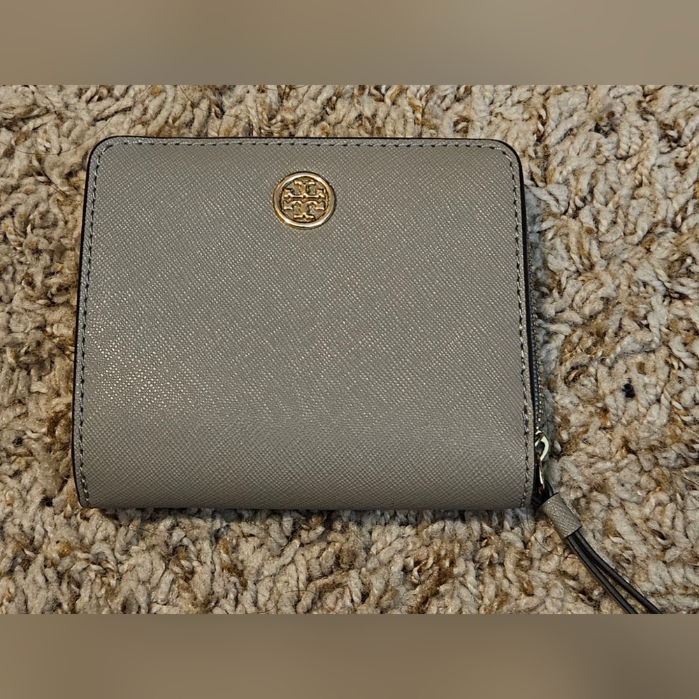 Tory Burch Robinson Bifold Wallet - Picture 2 of 8